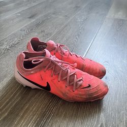Nike Phantom 7.5 Men’s / 9 Women’s soccer Cleats