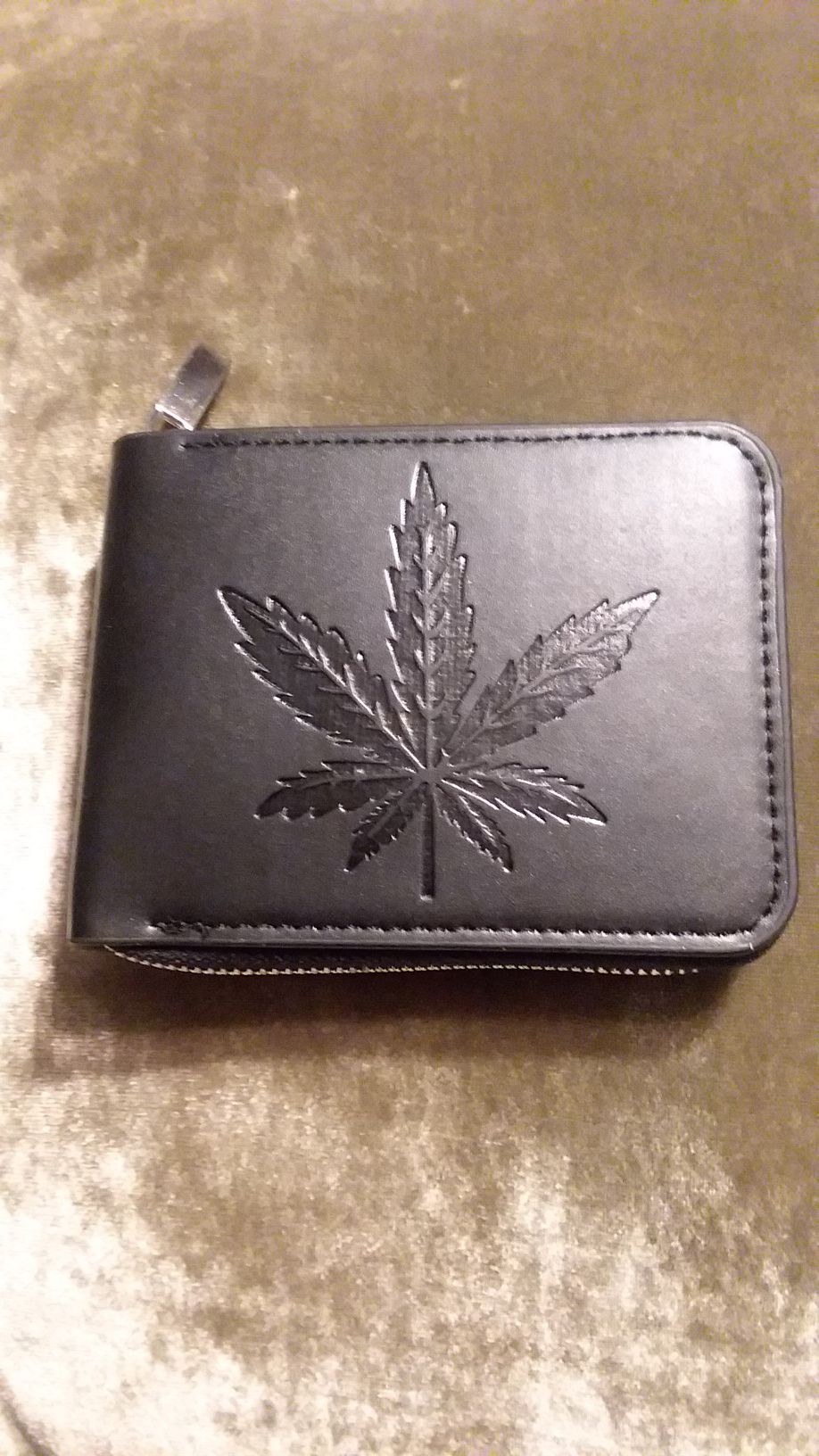 Wallet leaf design with zipper