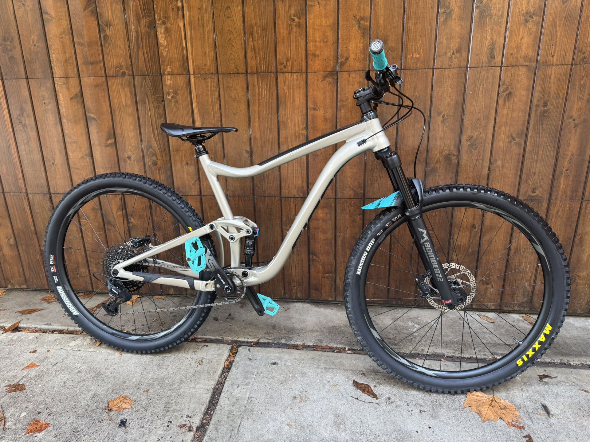 Giant Trance 3 Mountain Bike With Extra Wheel Set
