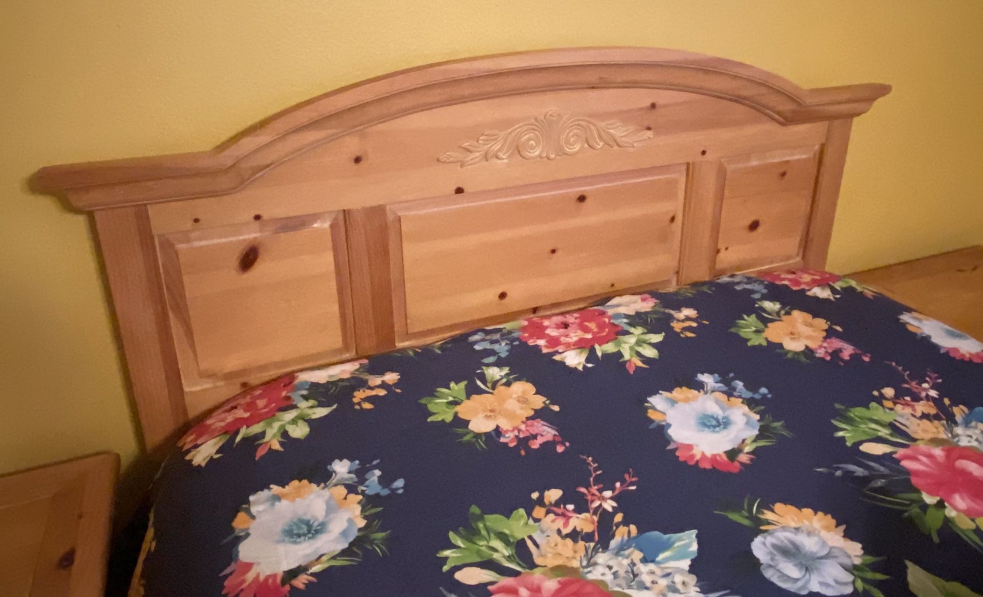 Fontana Broyhill Queen 4 Piece Bedroom Set for Sale in Bonney Lake, WA