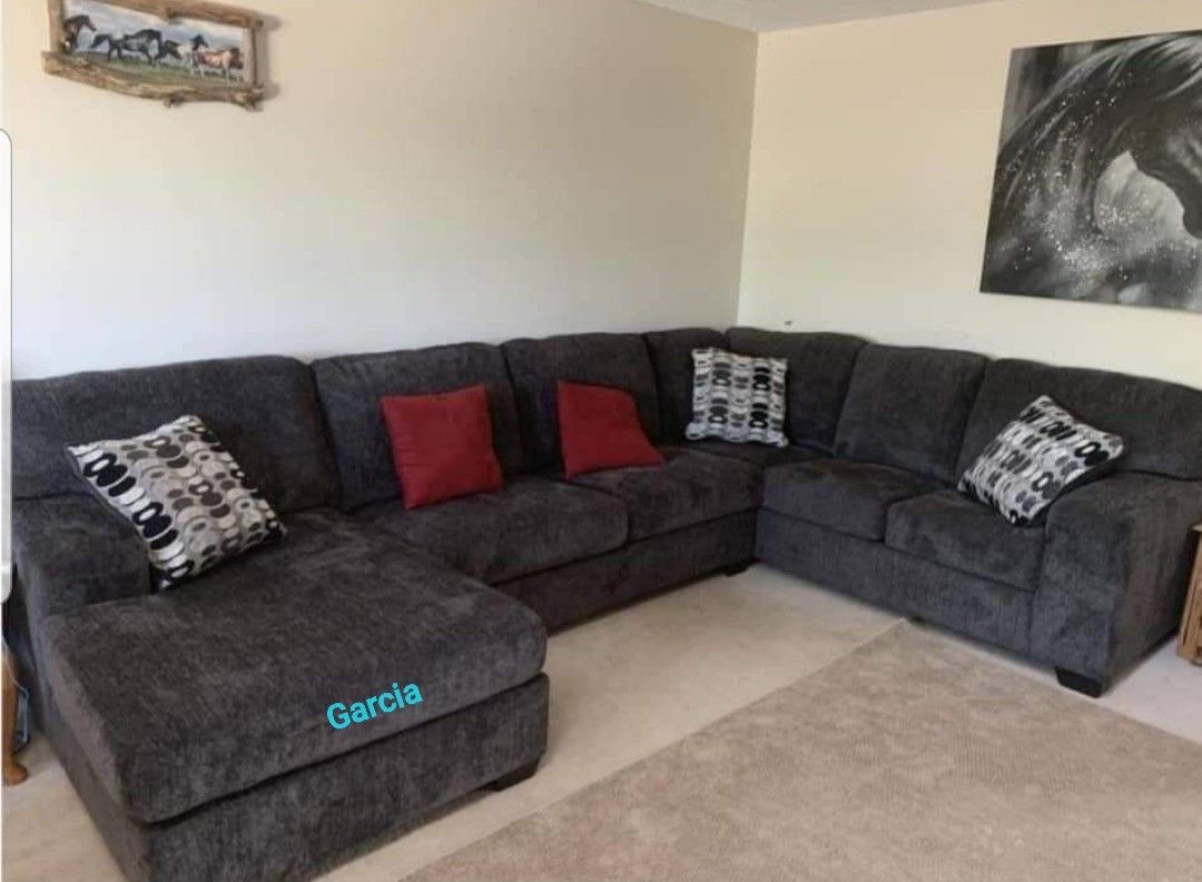 In Stock| Ballinasloe 3-piece Sectional With Chaise,
Platinum/ Somoke Gray Color