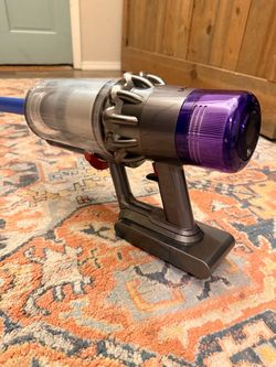 Dyson V11 Torque Drive Cordless Vacuum + Attachments – Excellent Condition
