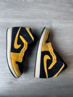 Air Jordan 1 Mid ‘ Reverse New Love ‘