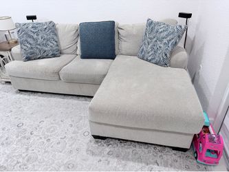 Comfy Sectional Sofa w/ Chase