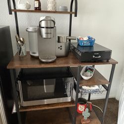 Small efficient bakers rack