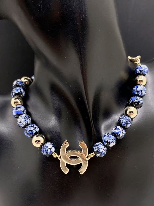 Fashionable beaded necklace