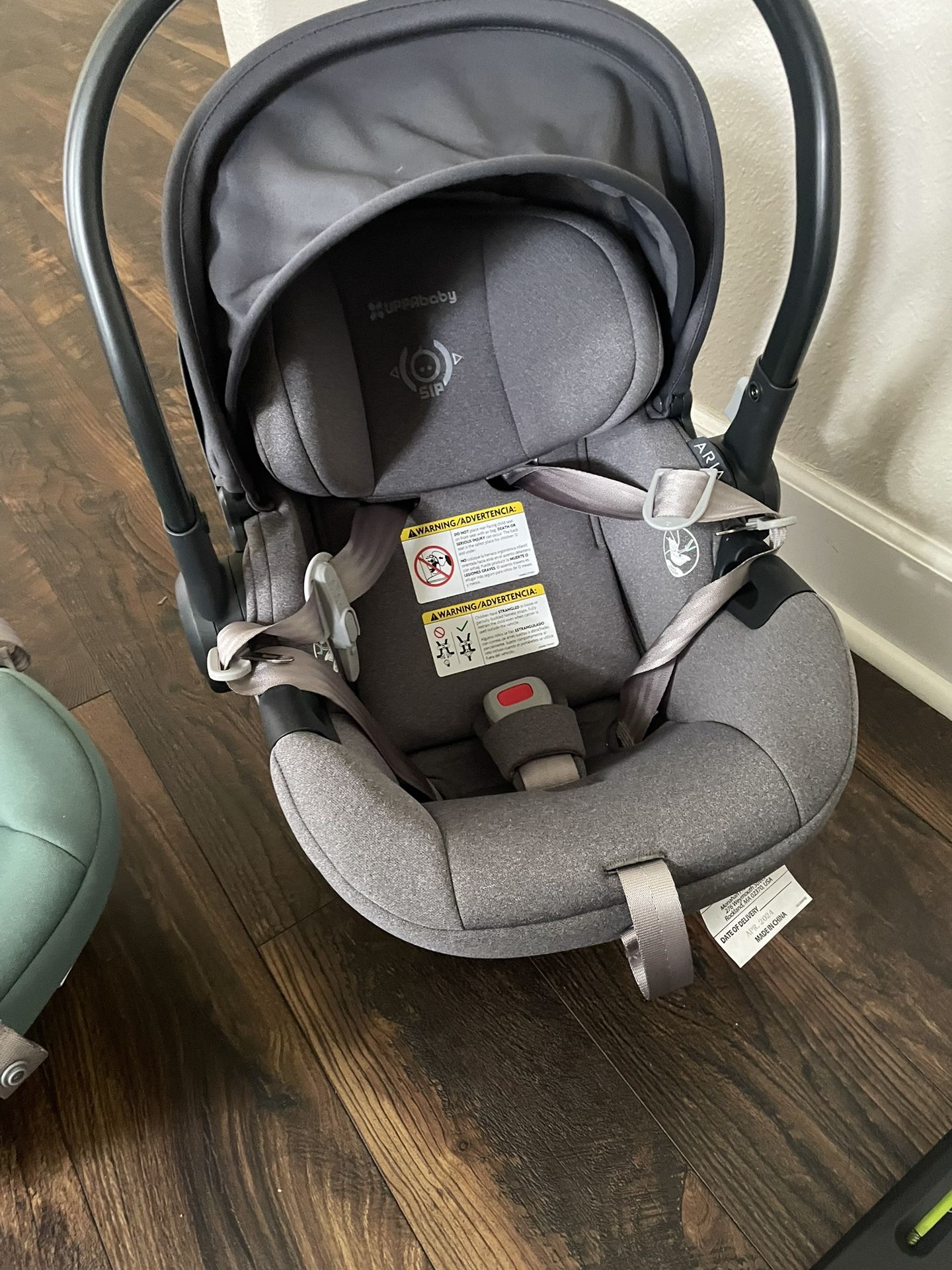 Uppababy Aria Car seat in Greyson + Base