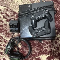 pS4, 2 controllers, headset