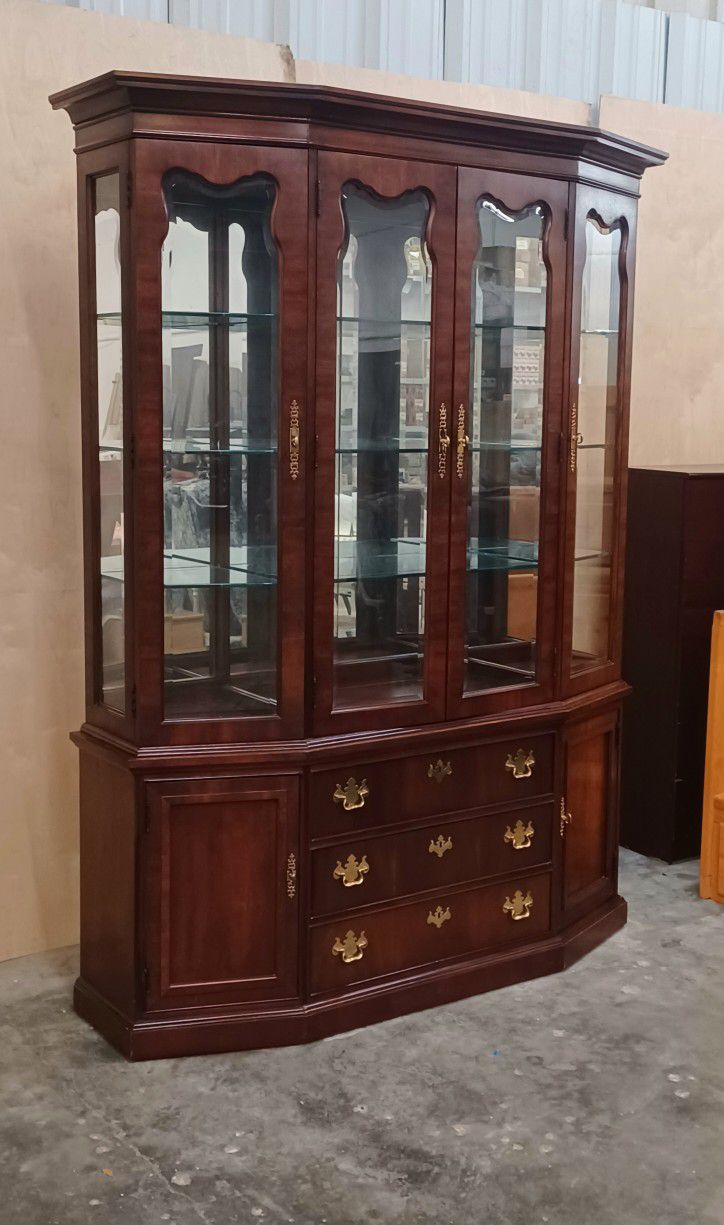 Thomasville Furniture China Cabinet. Mahogany Coll. Very nice.