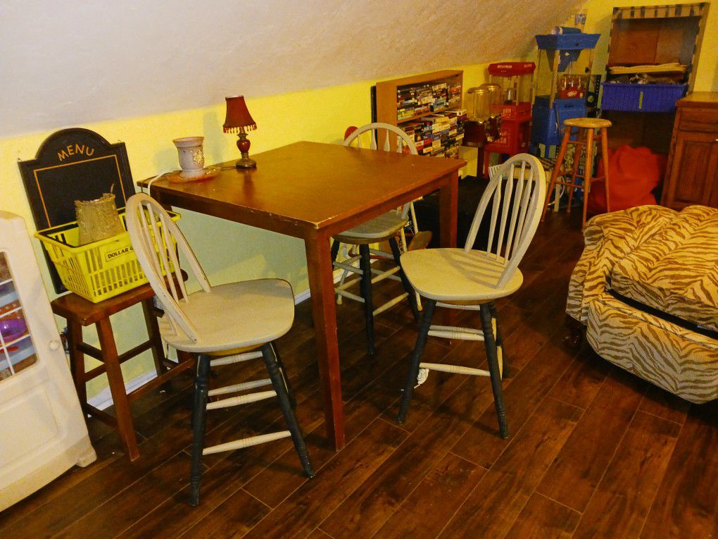 Mathis Brothers Oak Table And Three Oaks Swivel Chairs Excellent Condition Can Deliver Oklahoma City Area $30