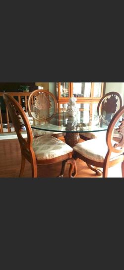 Glass Around  Table Whit  4 Chairs 
