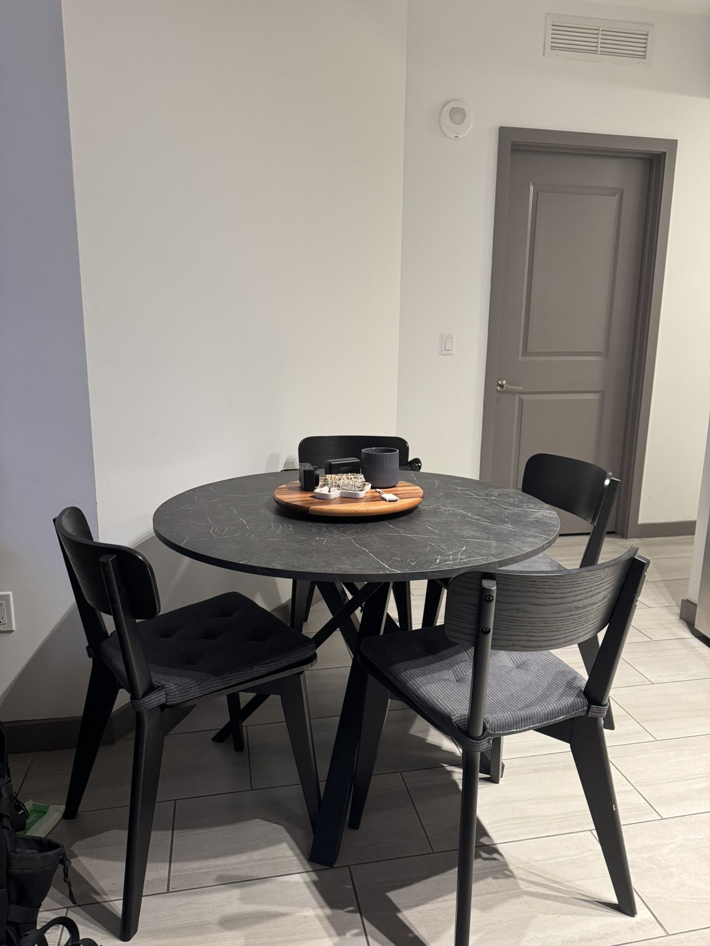 Round Table + 4 Chairs