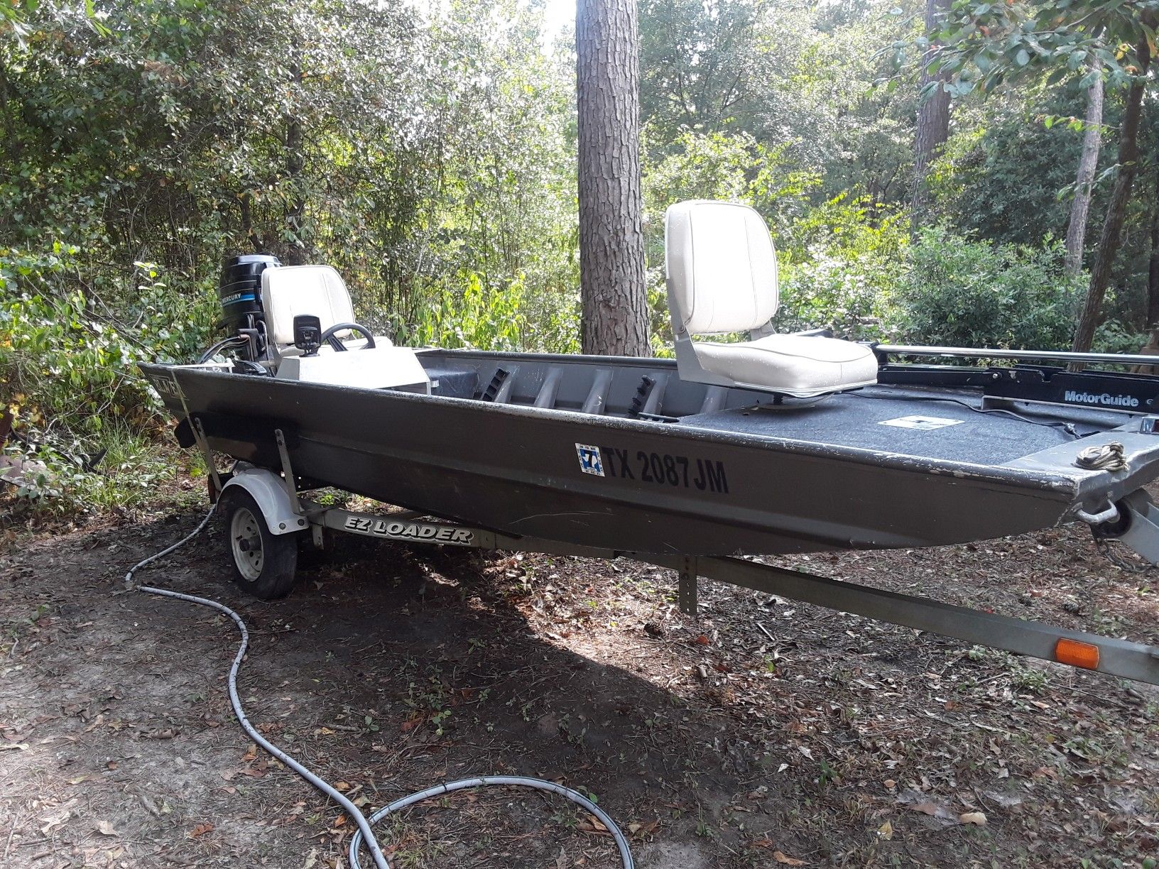 Photo Flat bottom boat and trailer