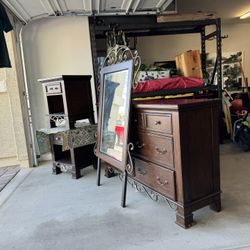Dresser With Matching Nightstands