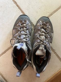 Woman’s size 7 shoes