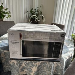 Mainstays 0.7 Cu ft Countertop Microwave Oven, 700 Watts, White