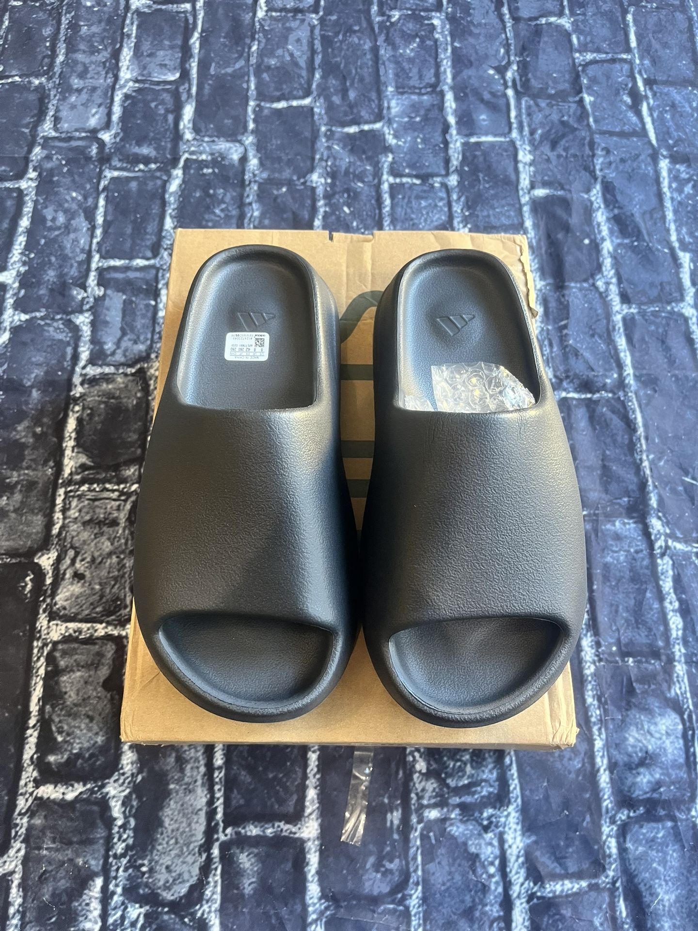 Yeezy adidas slides Size 7 onyx