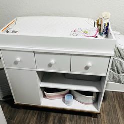 Baby changing table with drawers and door