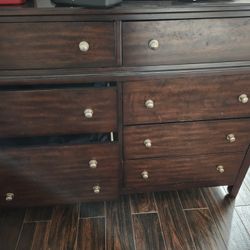 Dark finish 6-drawer dresser