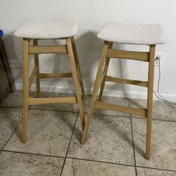 Taburetes (dos) madera y tela. Cómodos. Como nuevos. 