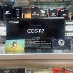 Canon EOS R7 