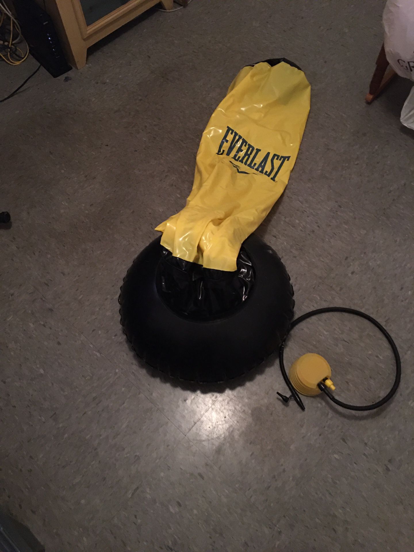 Everlast Inflatable Punching bag w/pump