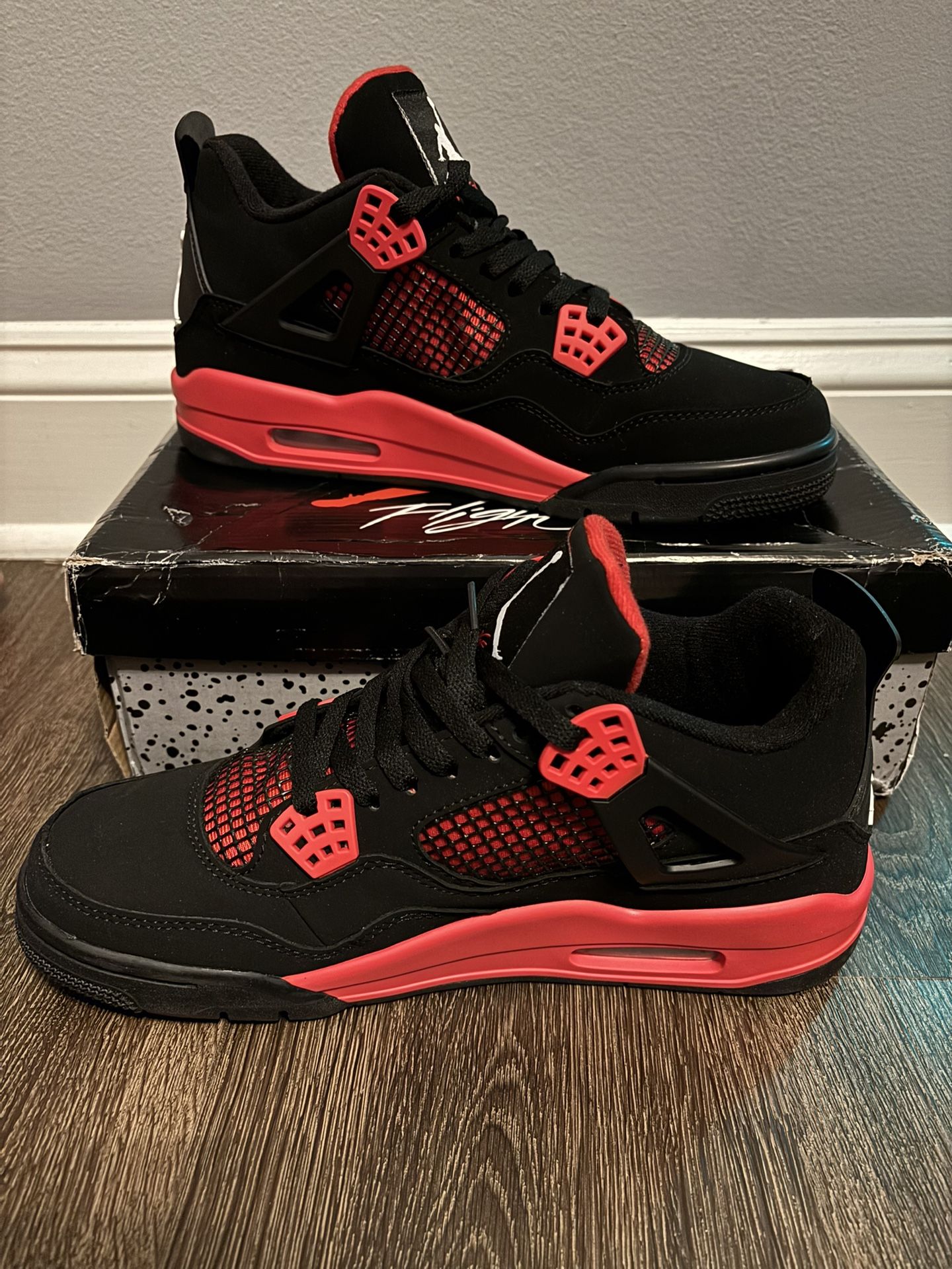Red thunder 4s Size 9.5 Men’s