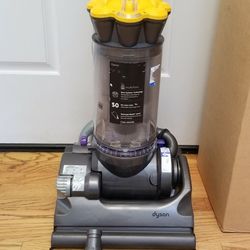 NEW cond DYSON DC33 VACUUM WITH ATTACHMENTS  , AMAZING POWER SUCTION  , WORKS EXCELLENT  , IN THE BOX  , DISCOUNT PRICE  $ 85