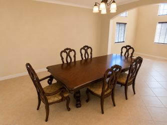 Dining Room Table with 2 leaves and 6 Chairs