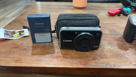 Canon powershot 210 is + case + charger