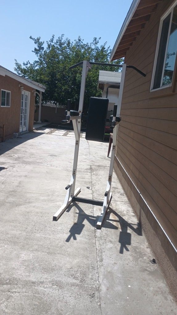 Exercise Machine For Pull Ups