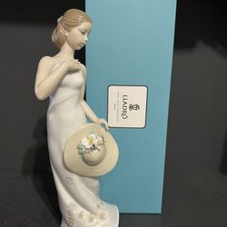 Rare 2016 Special Edition Lladro Porcelain Figurine #9213 “Spring Days” With Original Box