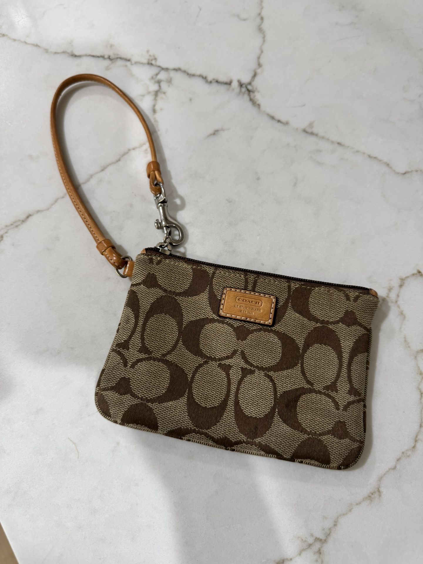 COACH Wrist Corner Zip Wristlet. Small✨