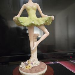 Turle King Corp / De Elina Balleriba Figurine