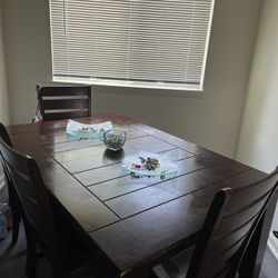 Six Piece Dinning Room Set