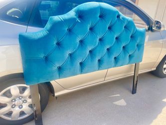Nice Like New Button Tufted Teal Green Plush Queen Size Headboard