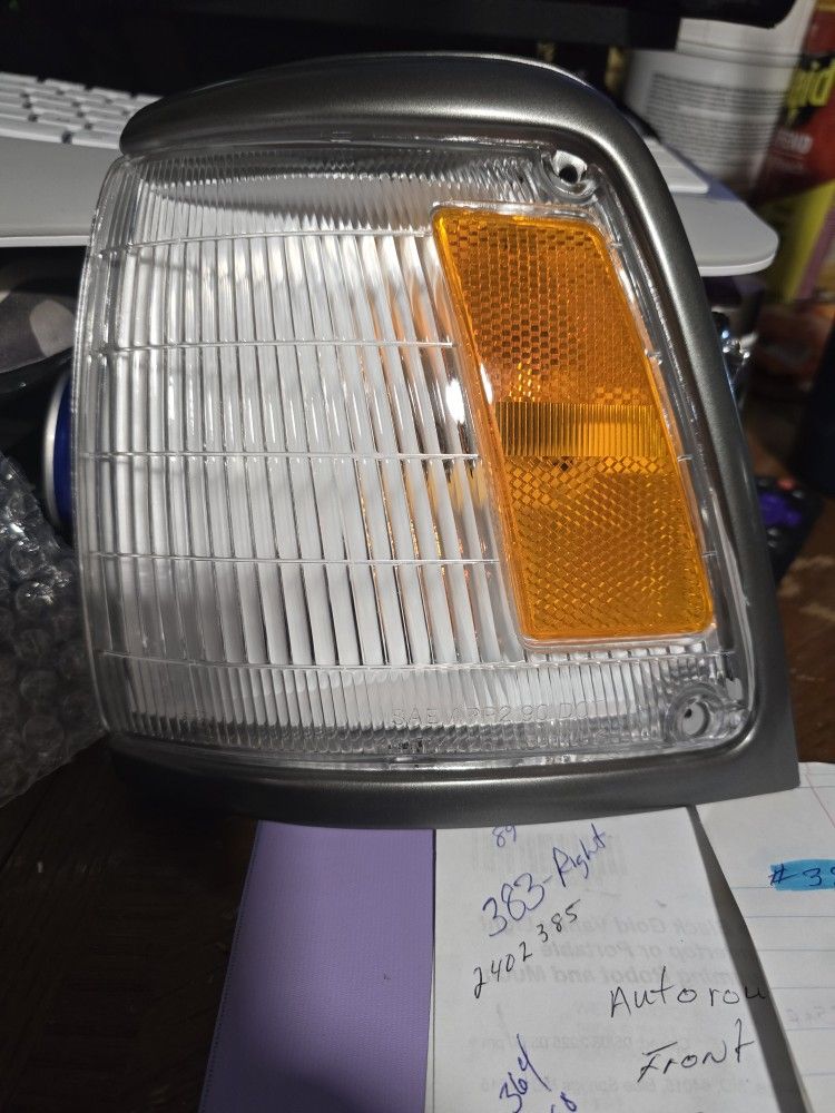 Toyota Pickup 2 Wd Dlx / sr5 Fits 1992- 95 Front Pairing Light Left Side Only # 389
