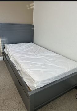 Trundle Twin Bed w/ Matress