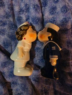 Kissing sailor salt and pepper sugar