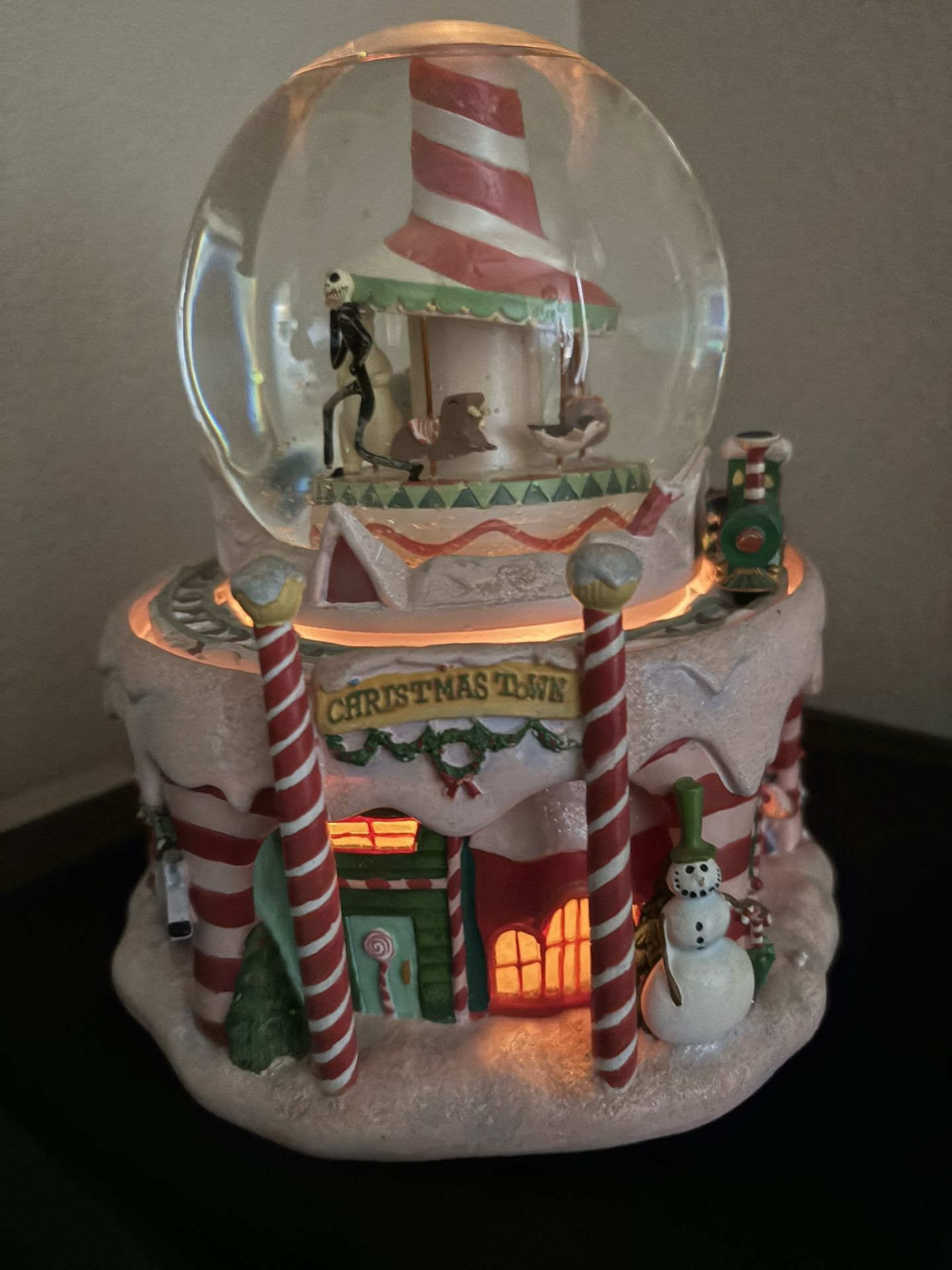 Nightmare Before Christmas / Christmas Town Snow Globe And Music Box.