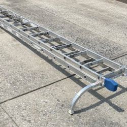 Ladder With NEW Stabilizer Bar & End Cap Covers - WERNER - 20 Foot Aluminum D-RUNG Extension Ladder