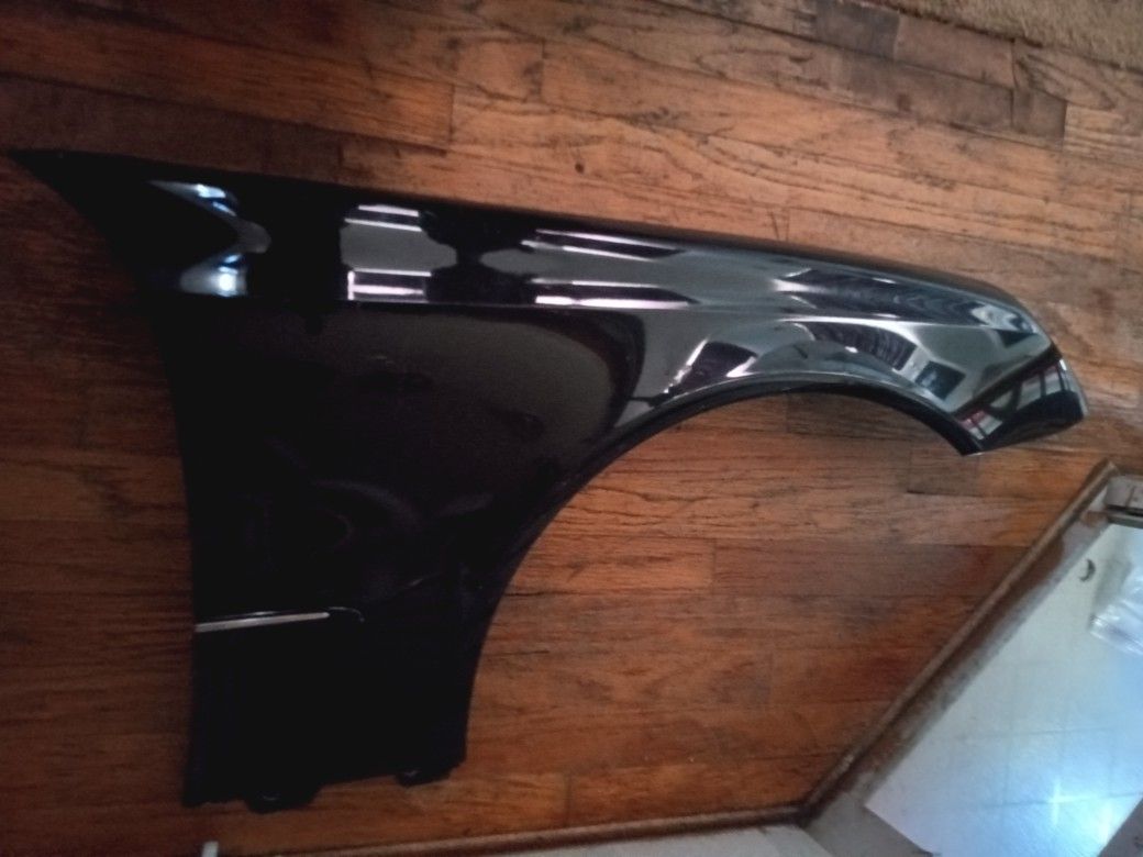 THIS IS A PASSENGER FENDER FOR MERCEDES BENZ 2003