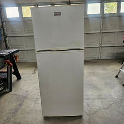 Frigidaire Top-Freezer Refrigerator White