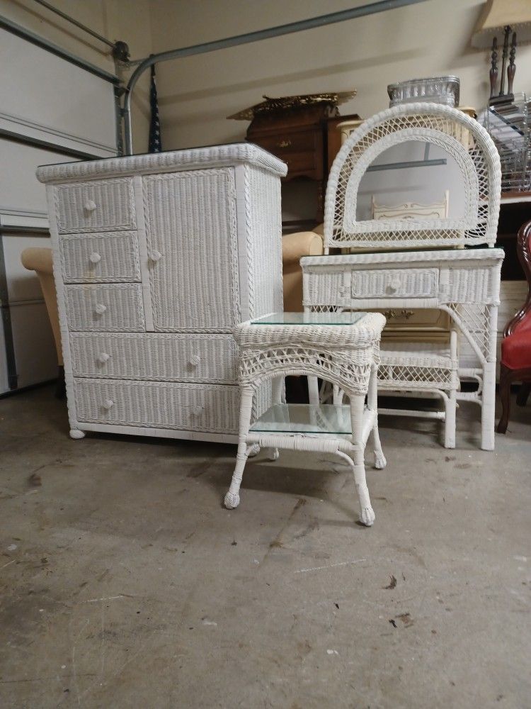 White Wicker Bedroom SetGlass Tops for Sale in Concord Farr, TN OfferUp