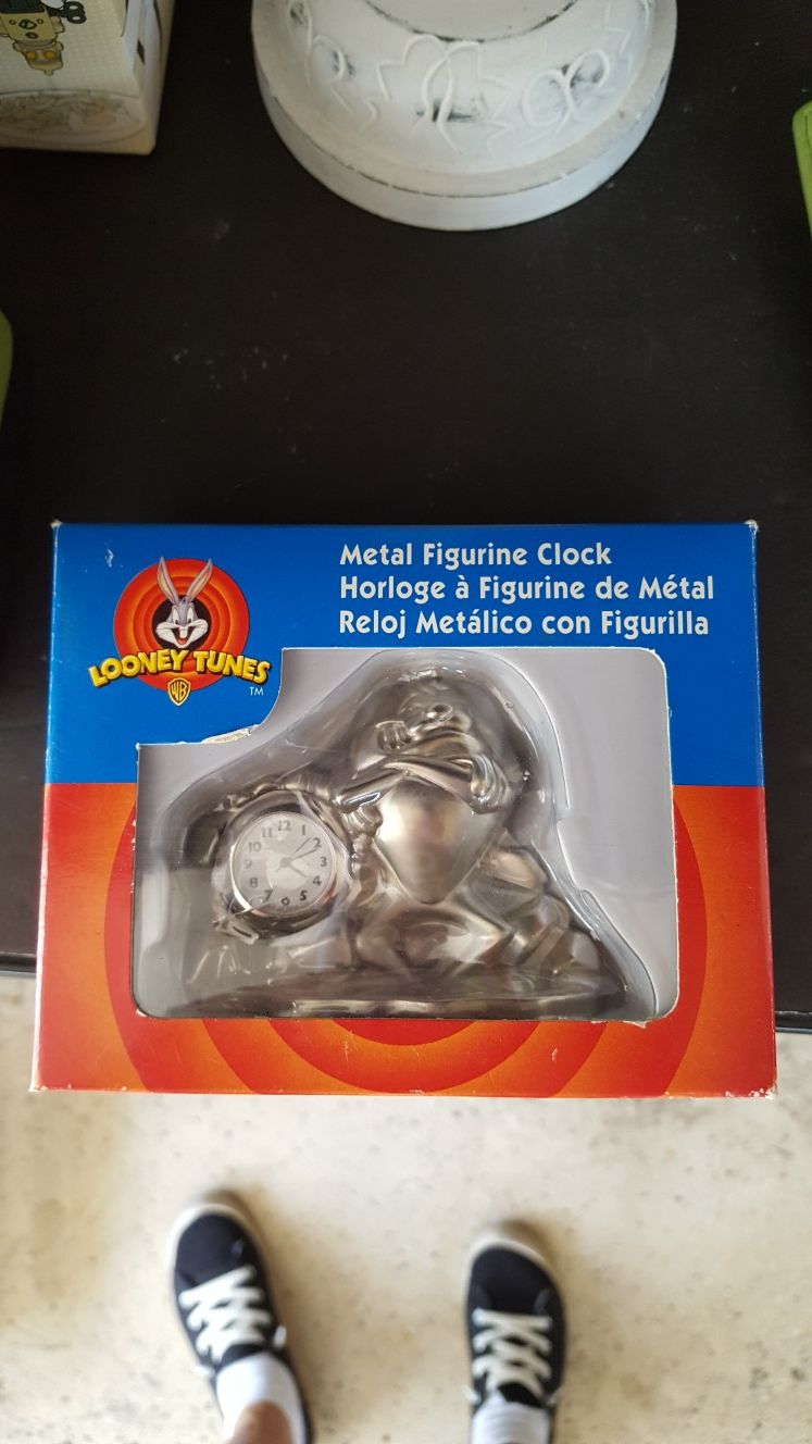 New Looney Tunes metal clock