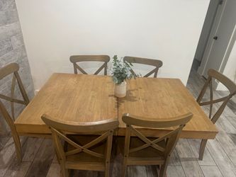 Extendable dining table with 4 chairs