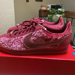 Nike cortez clearance burgundy and gold