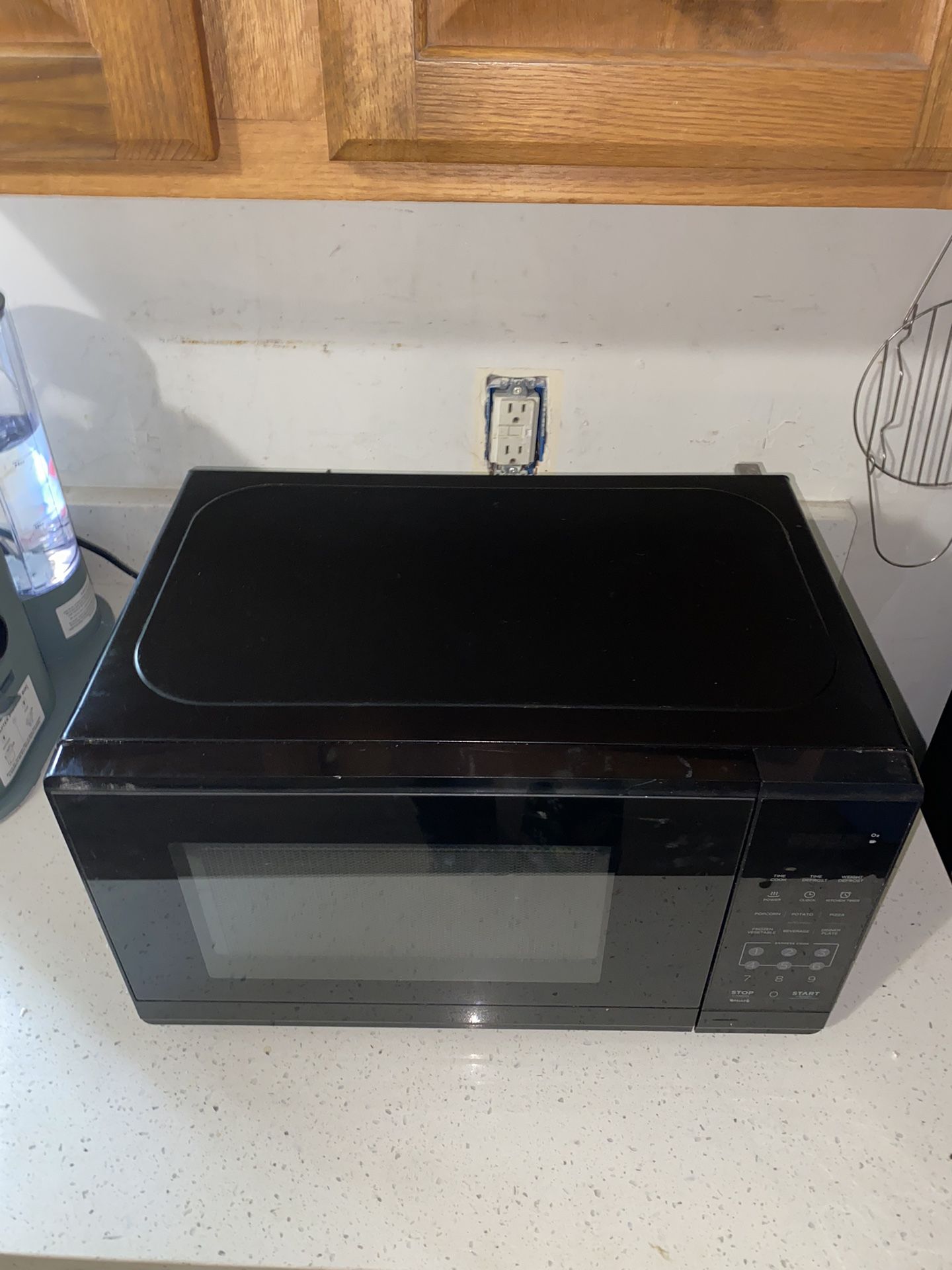 Walmart 700 W Averaged Sized Microwave / Fair Condition Used