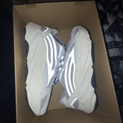 adidas Yeezy Boost 700 V2