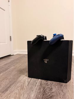 PS4 PRO - 2 Controllers